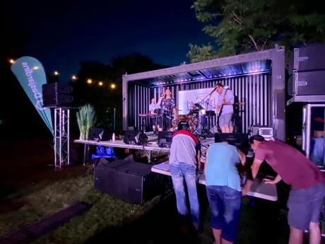 Conteneur scène en action (6)